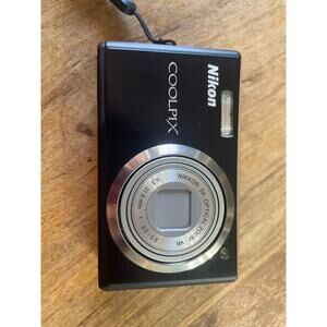 Used Nikon Coolpix S560 10MP Camera - CCD Sensor.